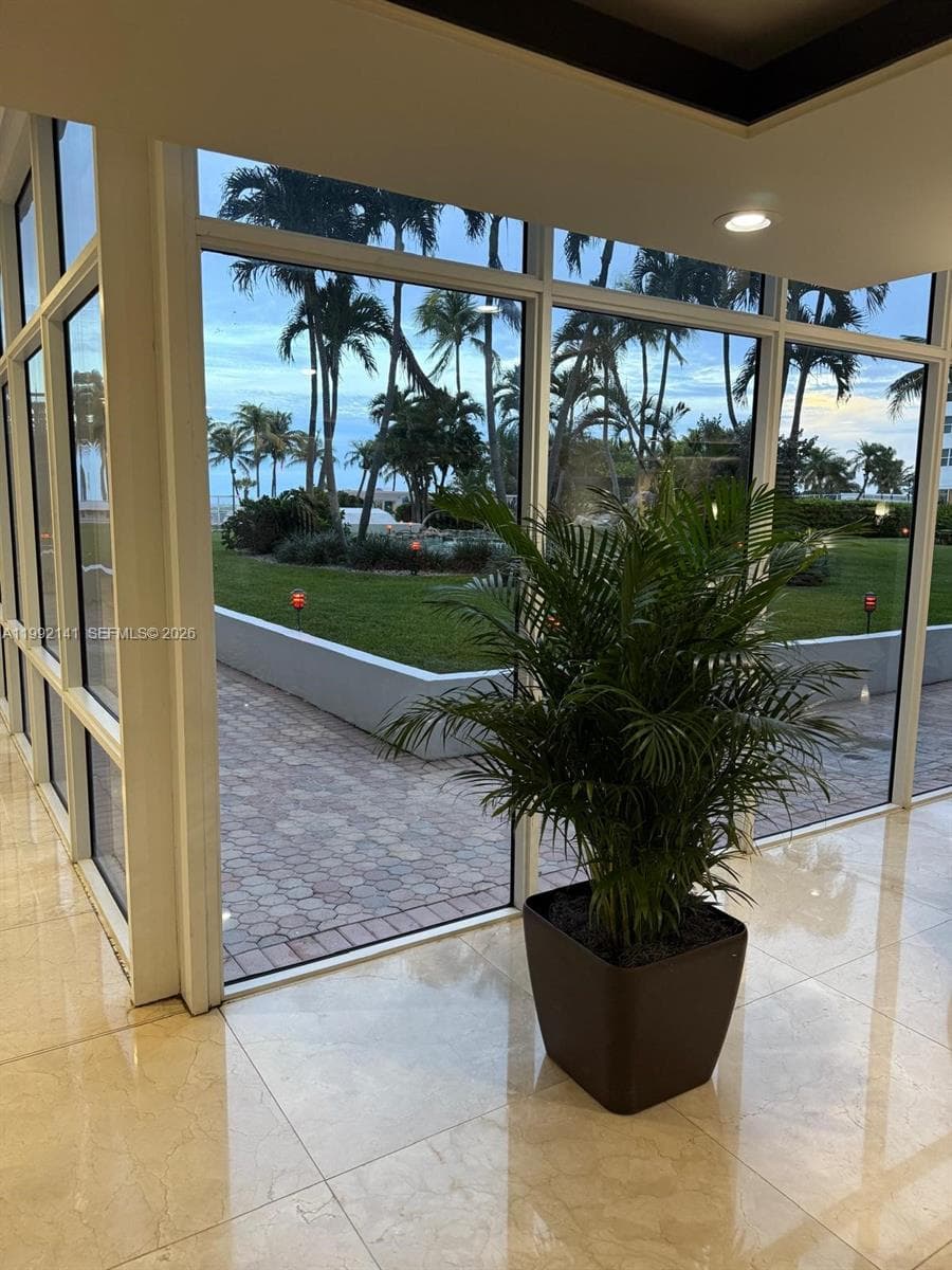 A11992141 — Miami Beach — 21