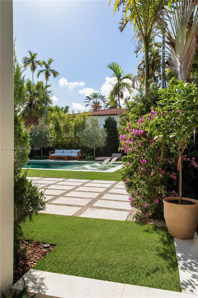 A11992349 — Miami Beach — 37