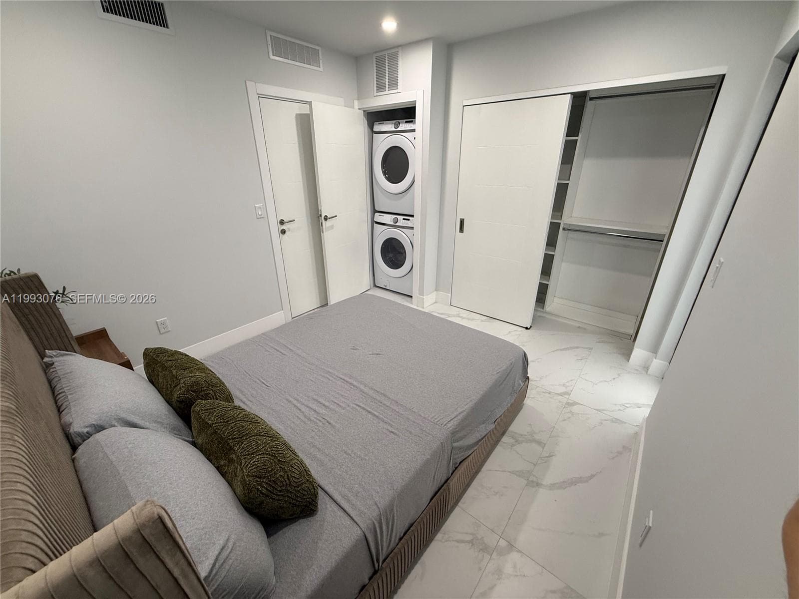 A11993076 — Miami Beach — 13
