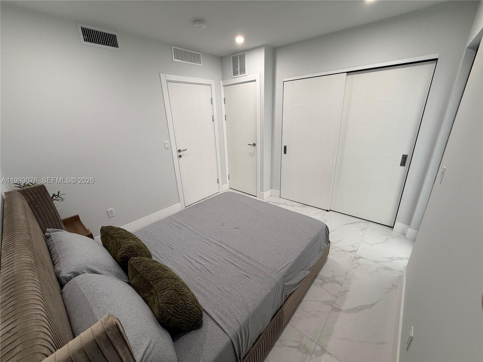 A11993076 — Miami Beach — 12
