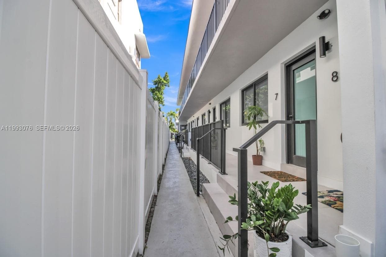 A11993076 — Miami Beach — 22