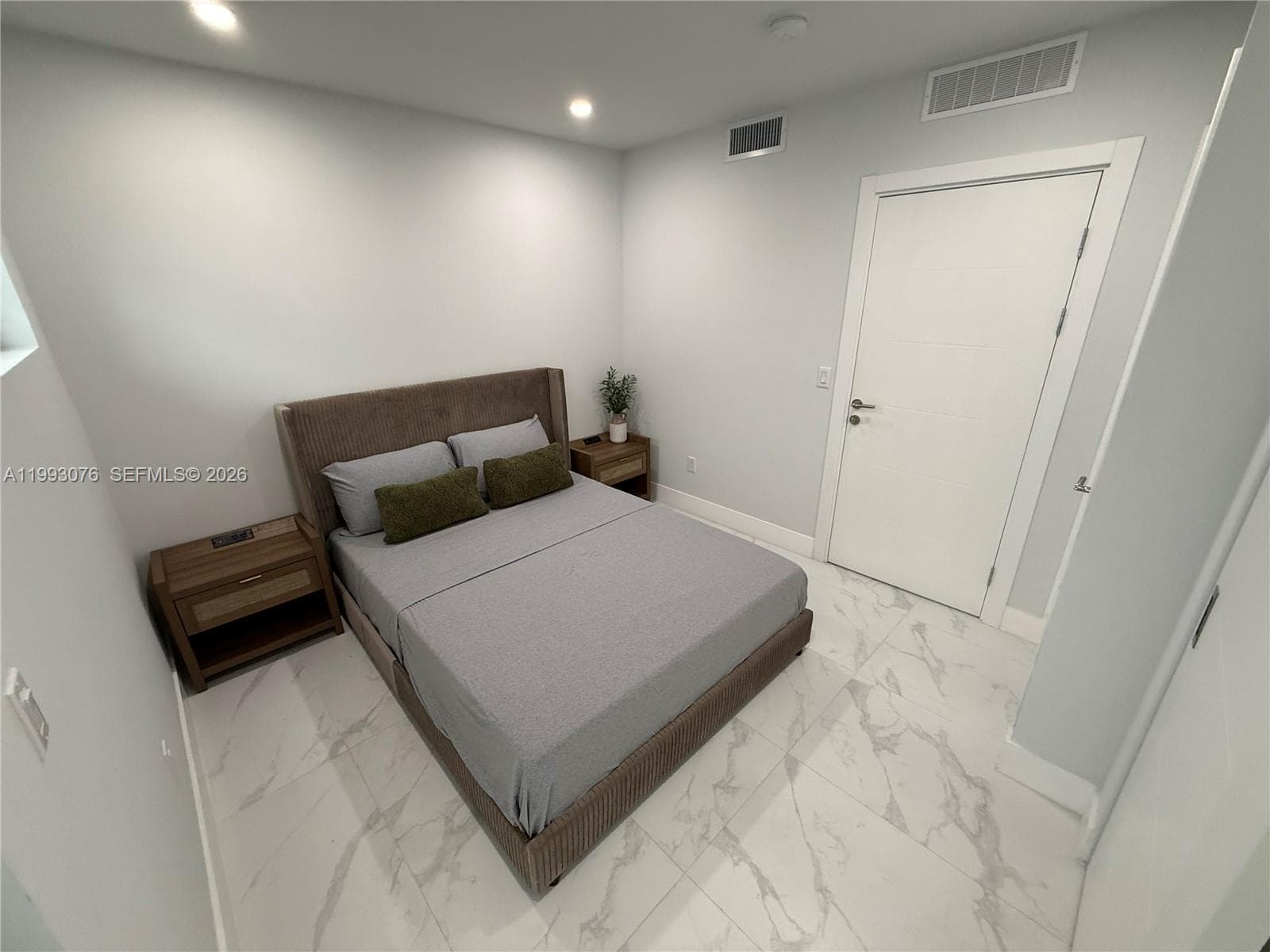 A11993076 — Miami Beach — 14