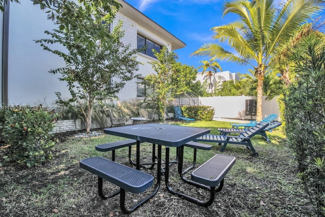 A11993076 — Miami Beach — 19