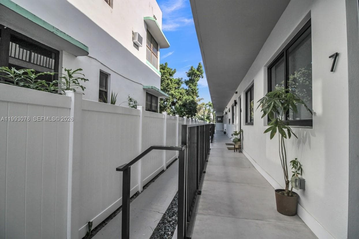 A11993076 — Miami Beach — 21