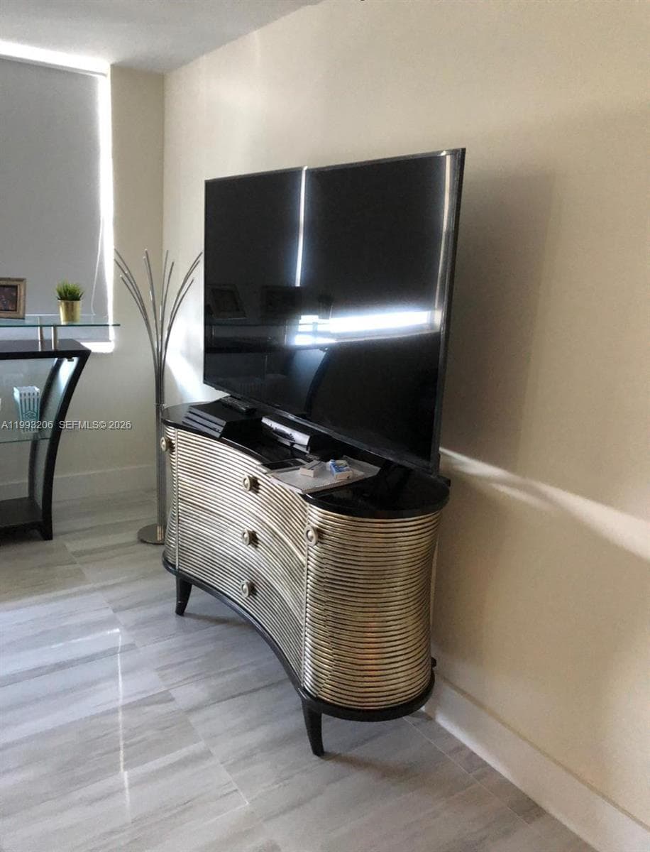 A11993206 — Miami Beach — 7