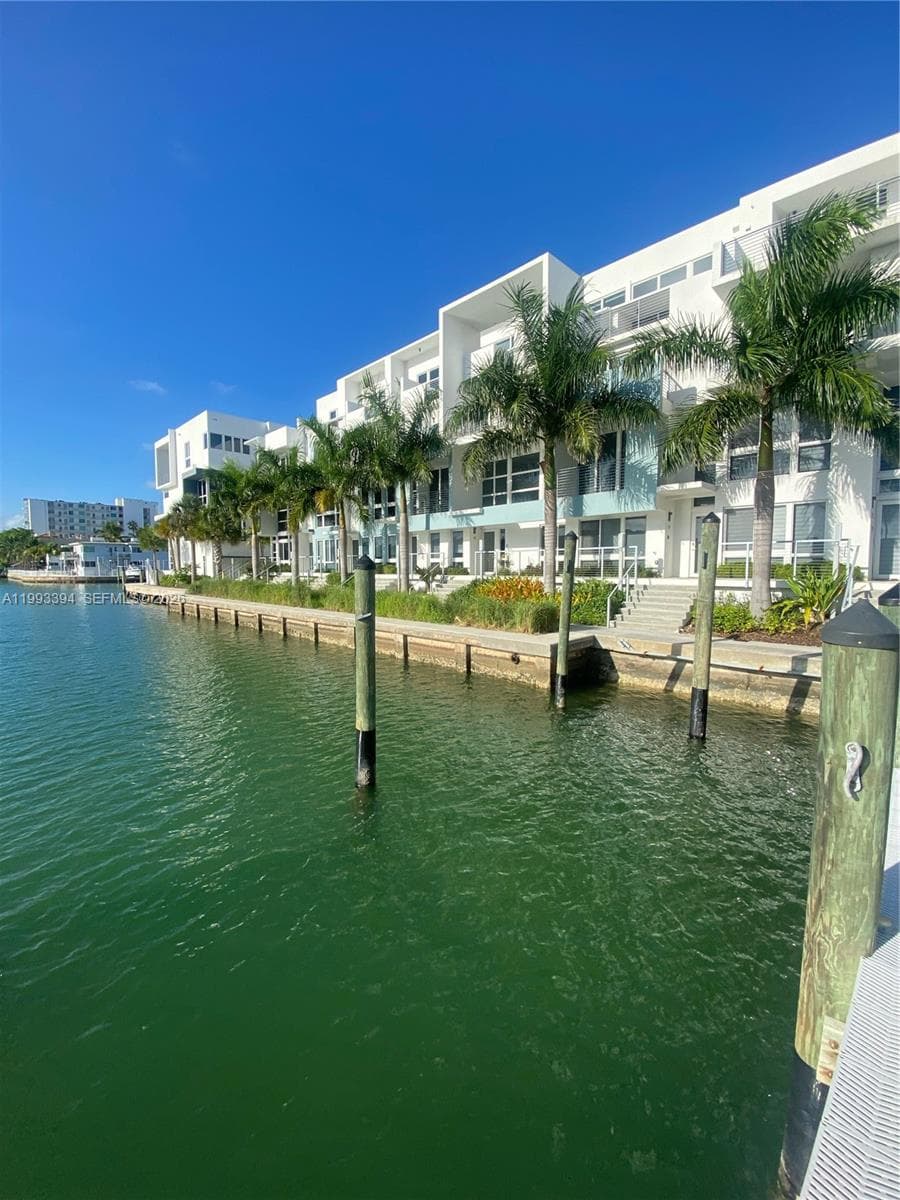 A11993394 — Miami Beach — 33