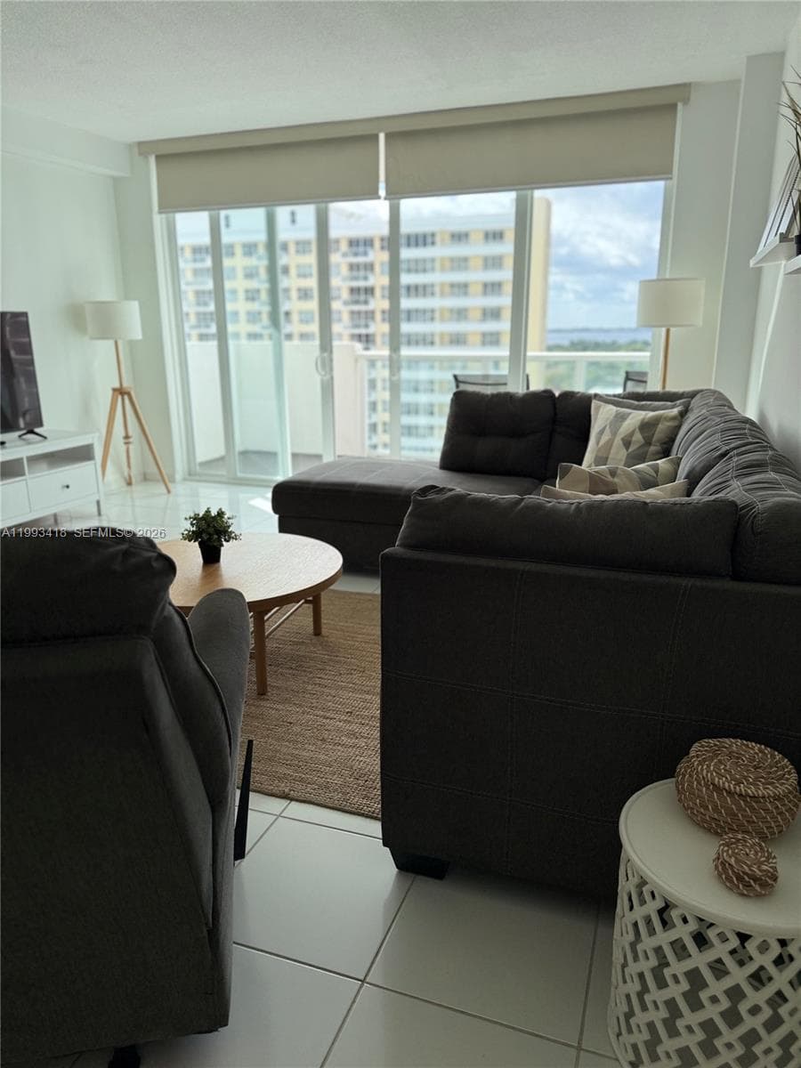 A11993418 — Miami Beach — 6