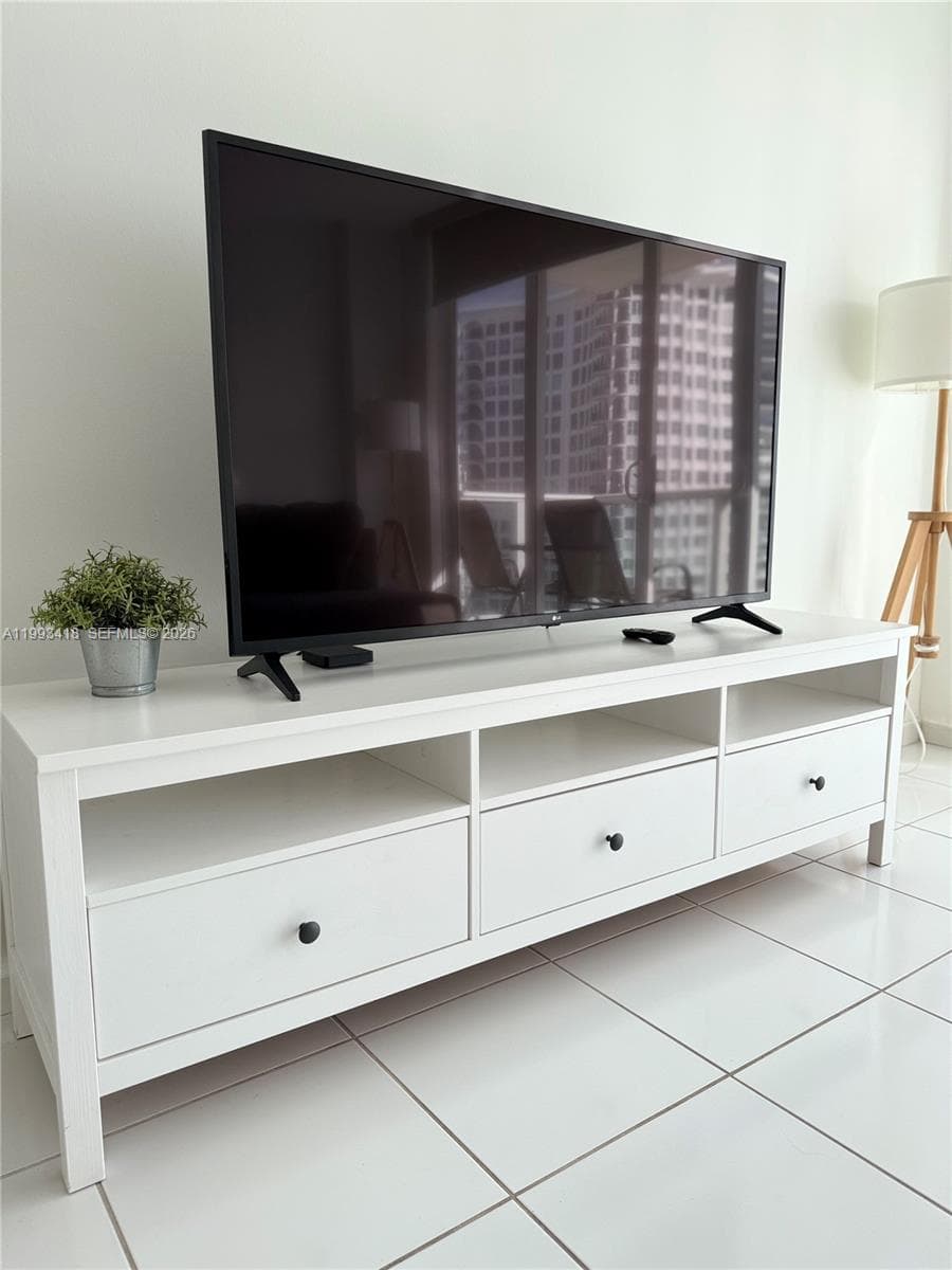 A11993418 — Miami Beach — 11