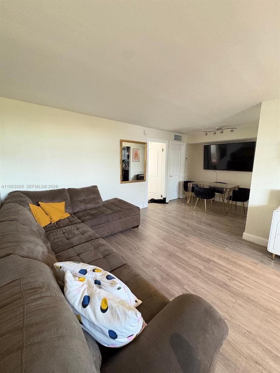 A11993585 — Miami Beach — 11