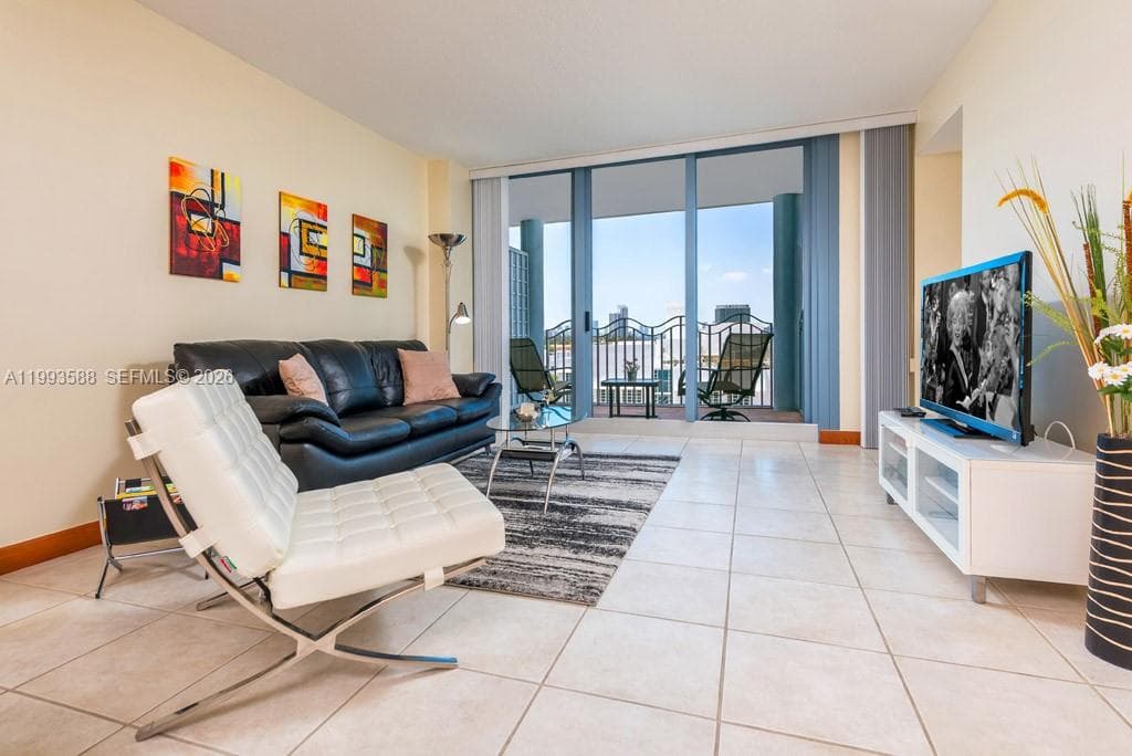 A11993588 — Miami Beach — 4