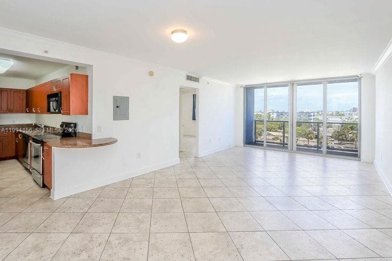 A11994156 — Miami Beach — 10