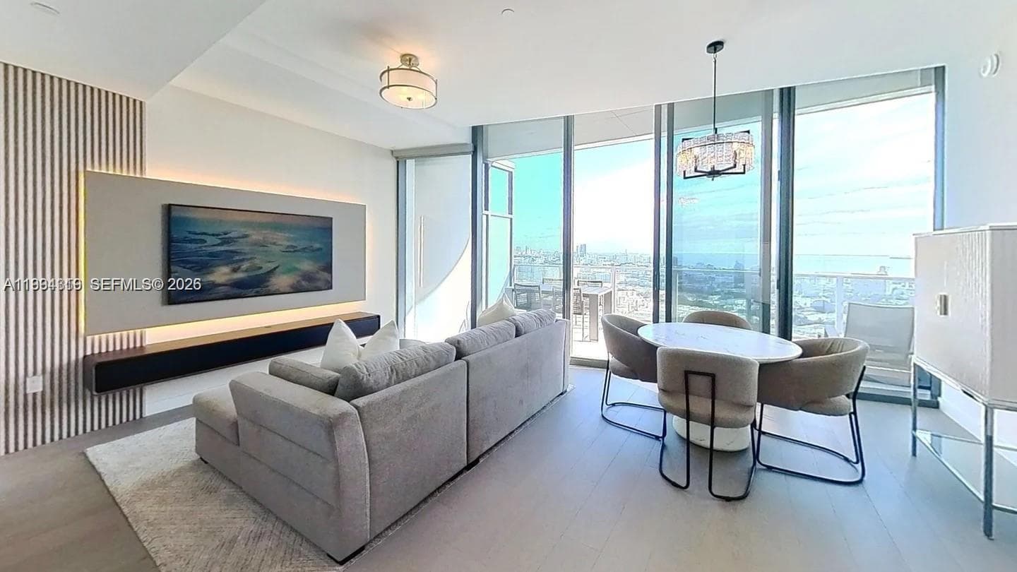A11994319 — Miami Beach