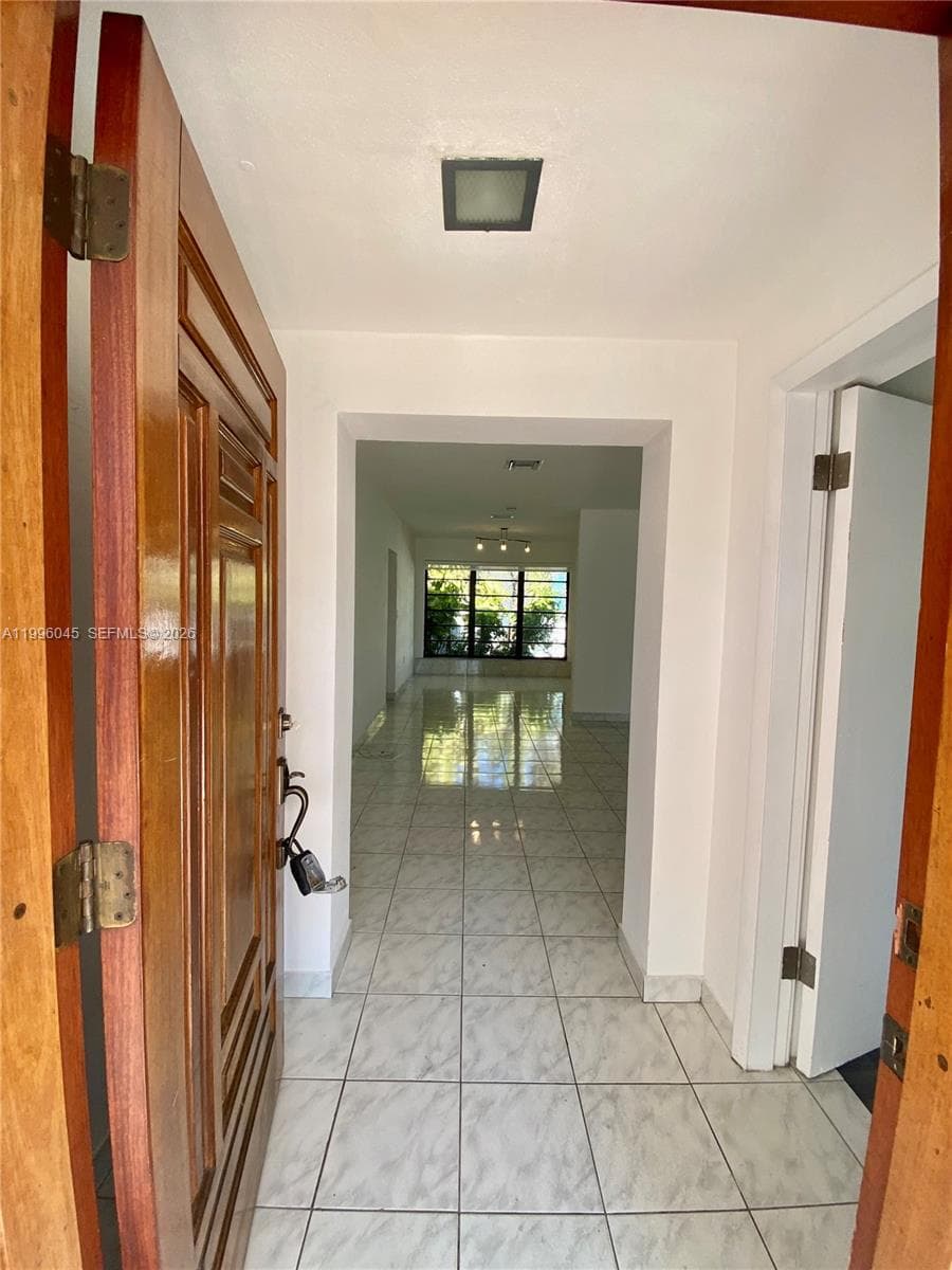 A11996045 — Miami Beach — 22