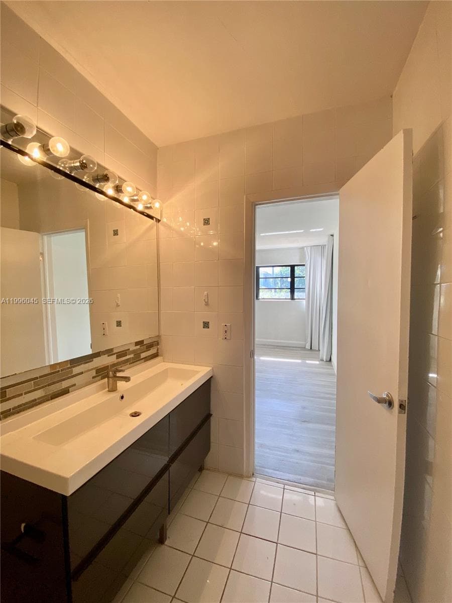 A11996045 — Miami Beach — 68