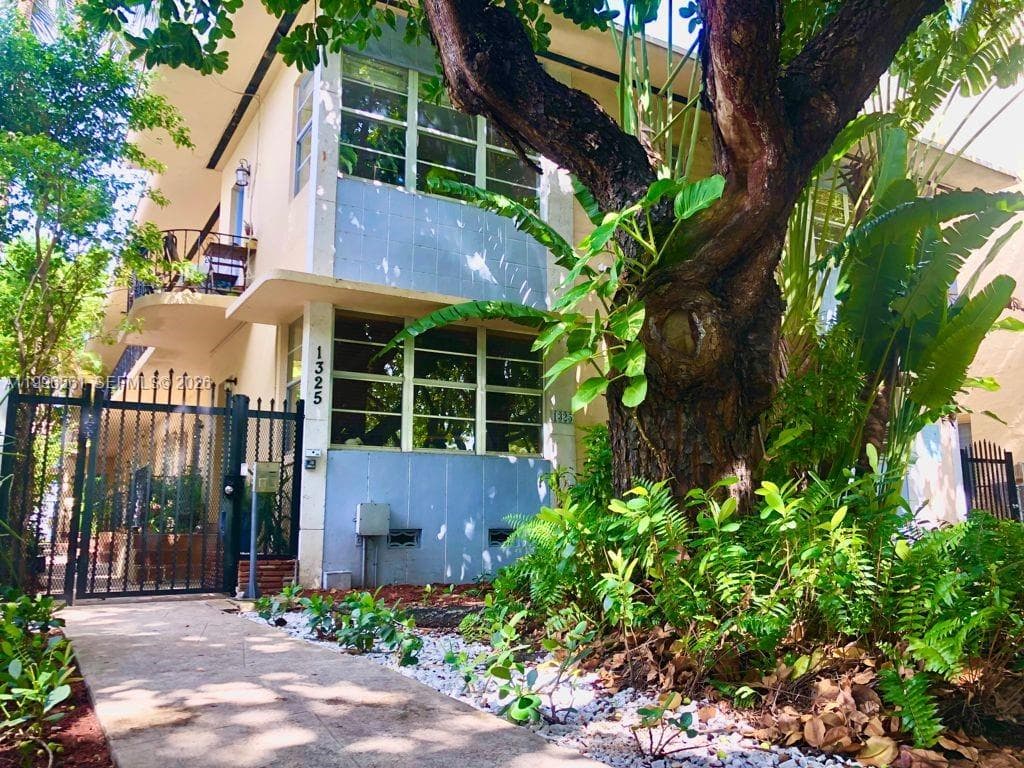 A11996561 — Miami Beach