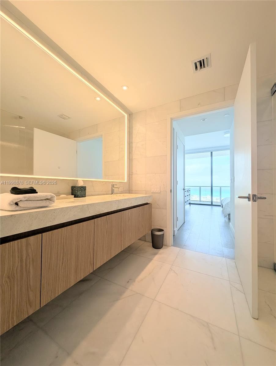 A11998878 — Miami Beach — 11