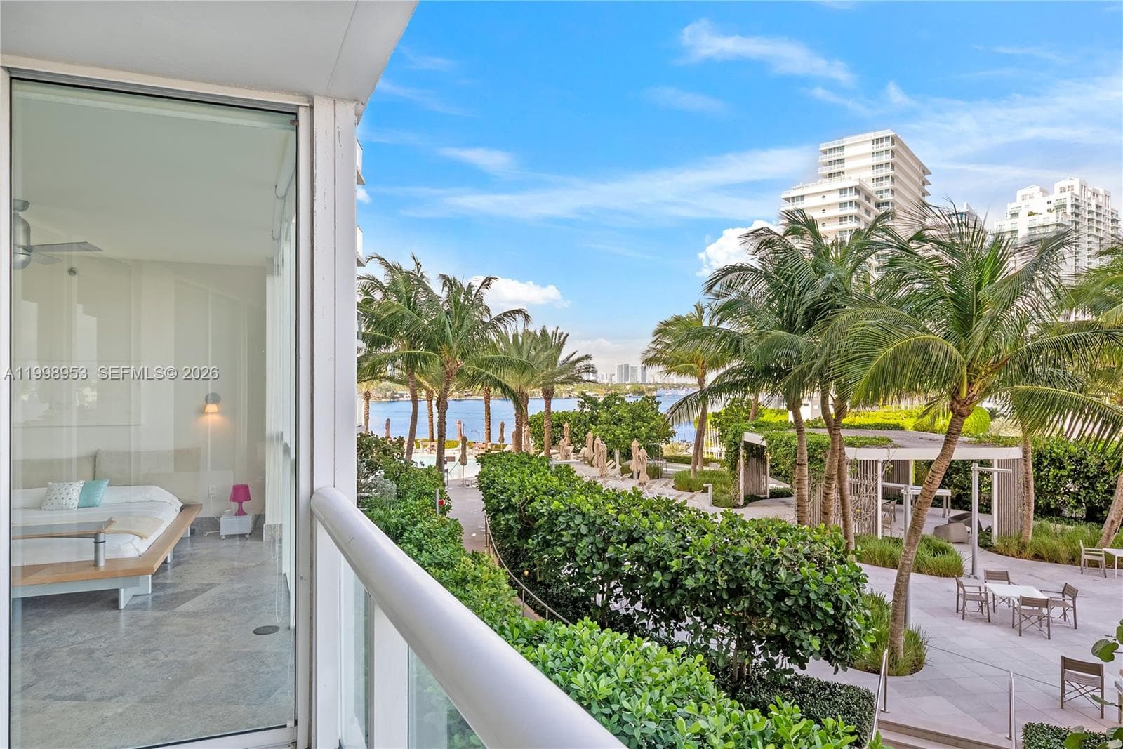 A11998953 — Miami Beach