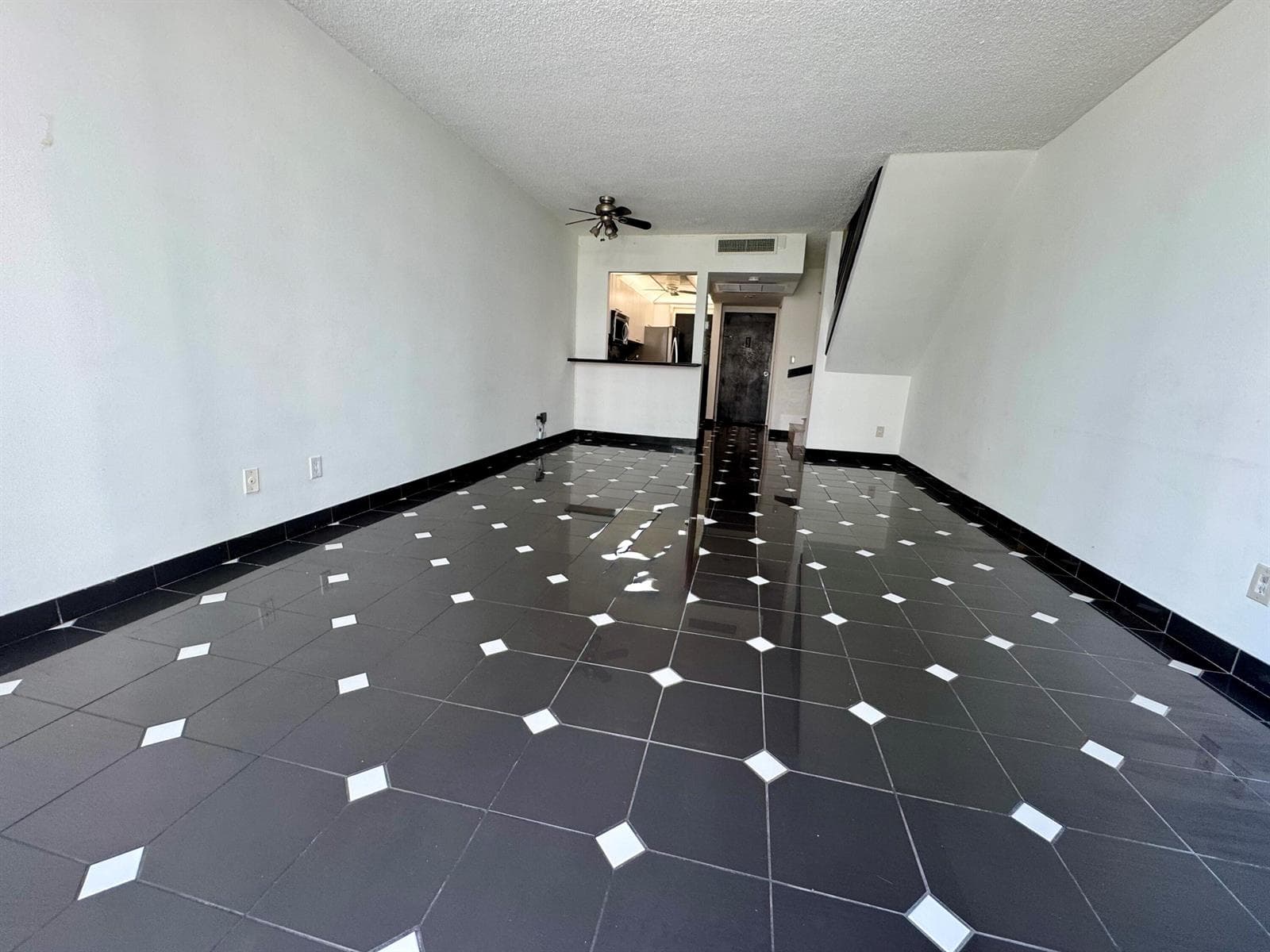 B26014092 — Miami Beach — 37