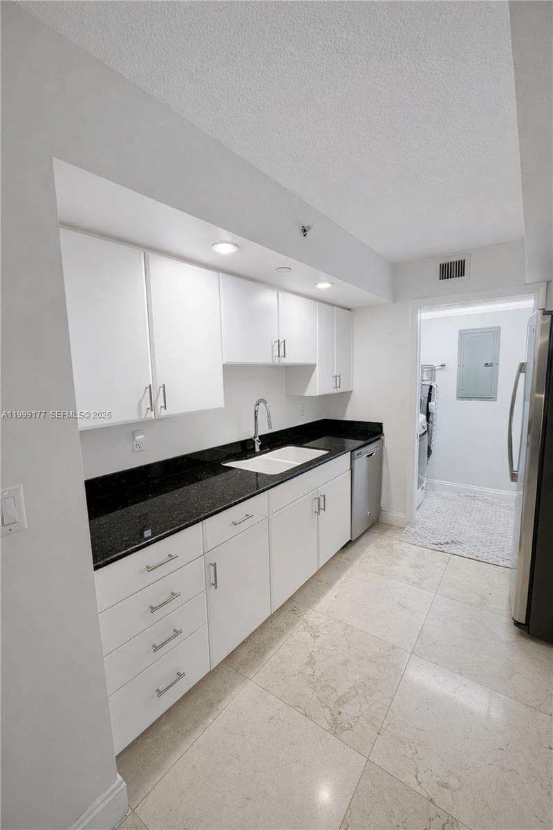 A11999177 — Miami Beach — 11