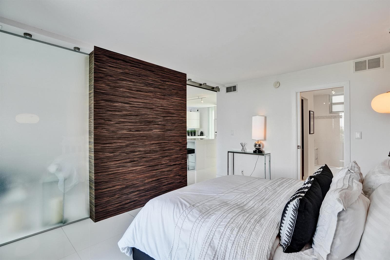 B26014223 — Miami Beach — 19