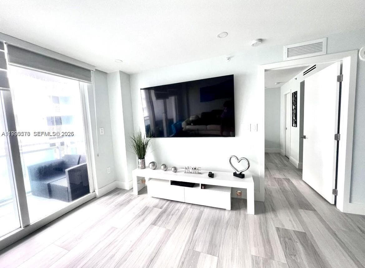 A11999578 — Miami Beach — 2