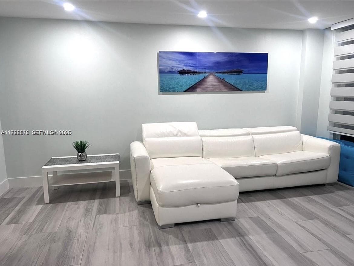 A11999578 — Miami Beach