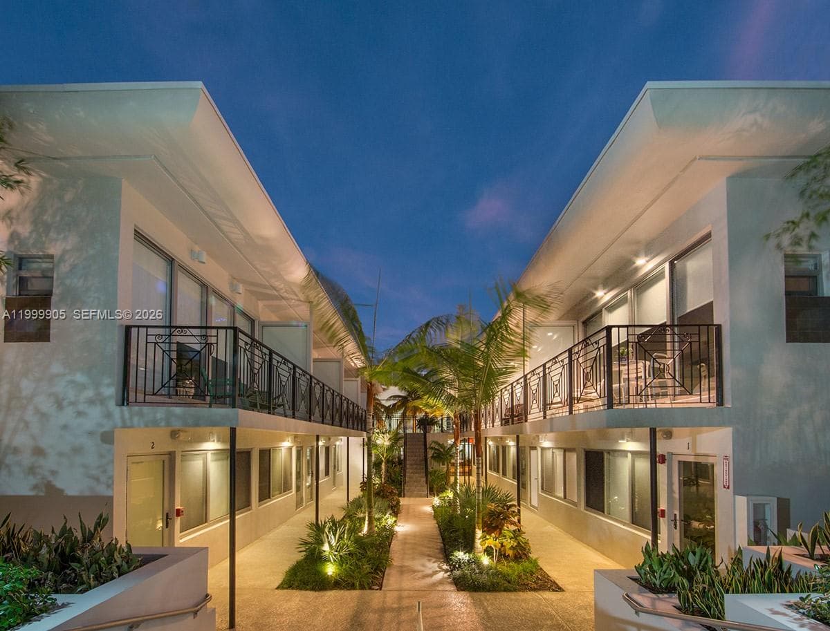 A11999905 — Miami Beach — 46