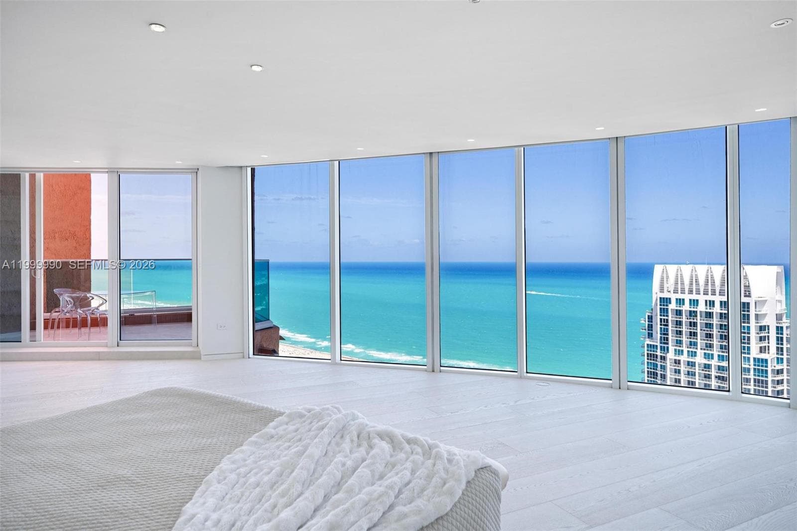 A11999990 — Miami Beach — 27