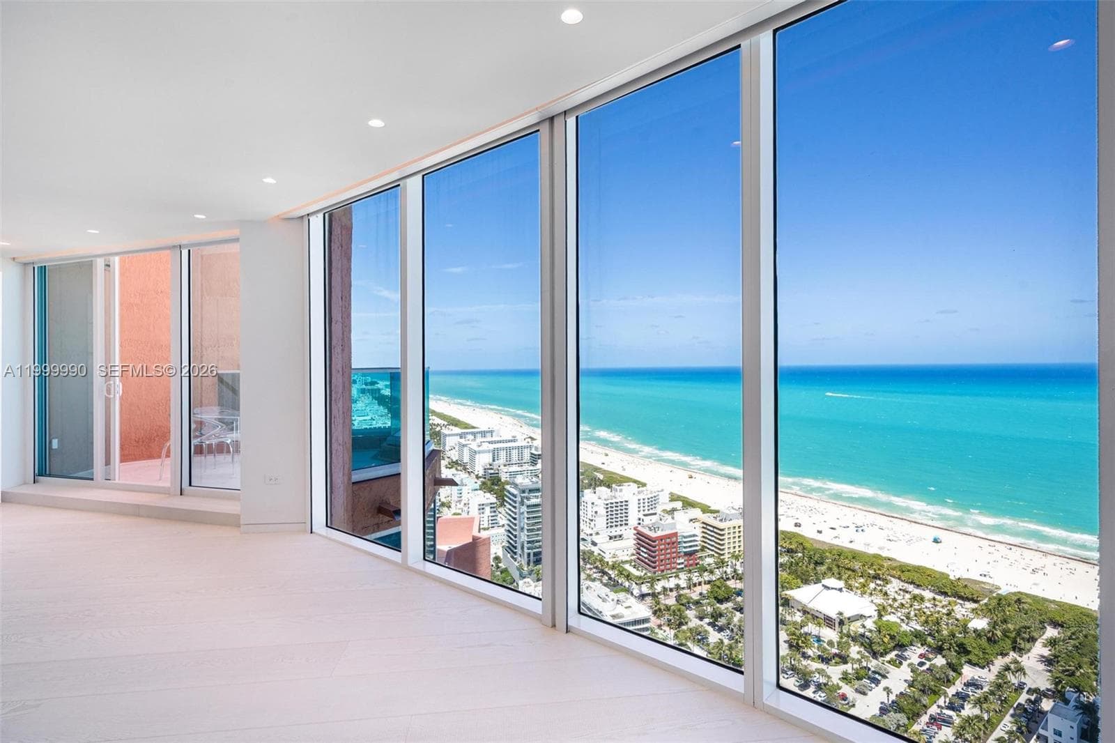 A11999990 — Miami Beach — 28