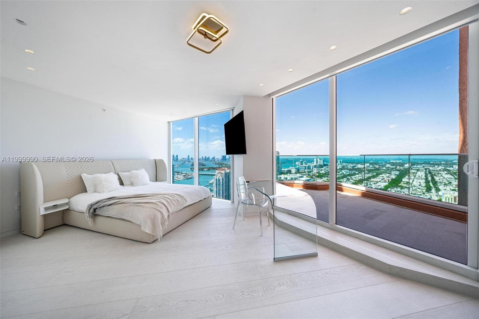A11999990 — Miami Beach — 35