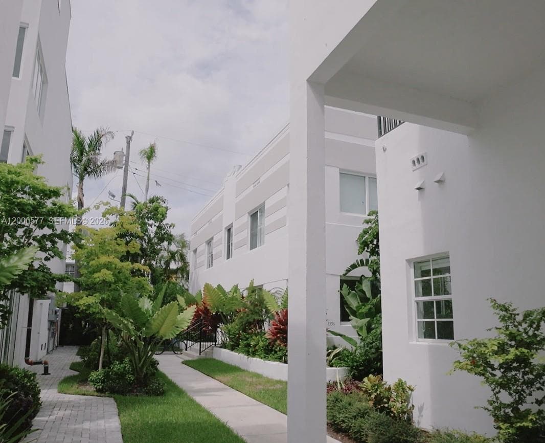 A12000577 — Miami Beach — 10