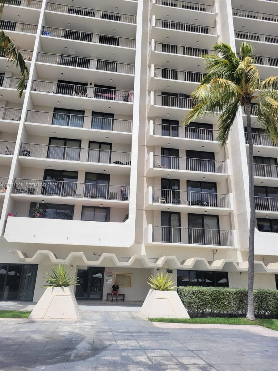 A12001098 — Miami Beach