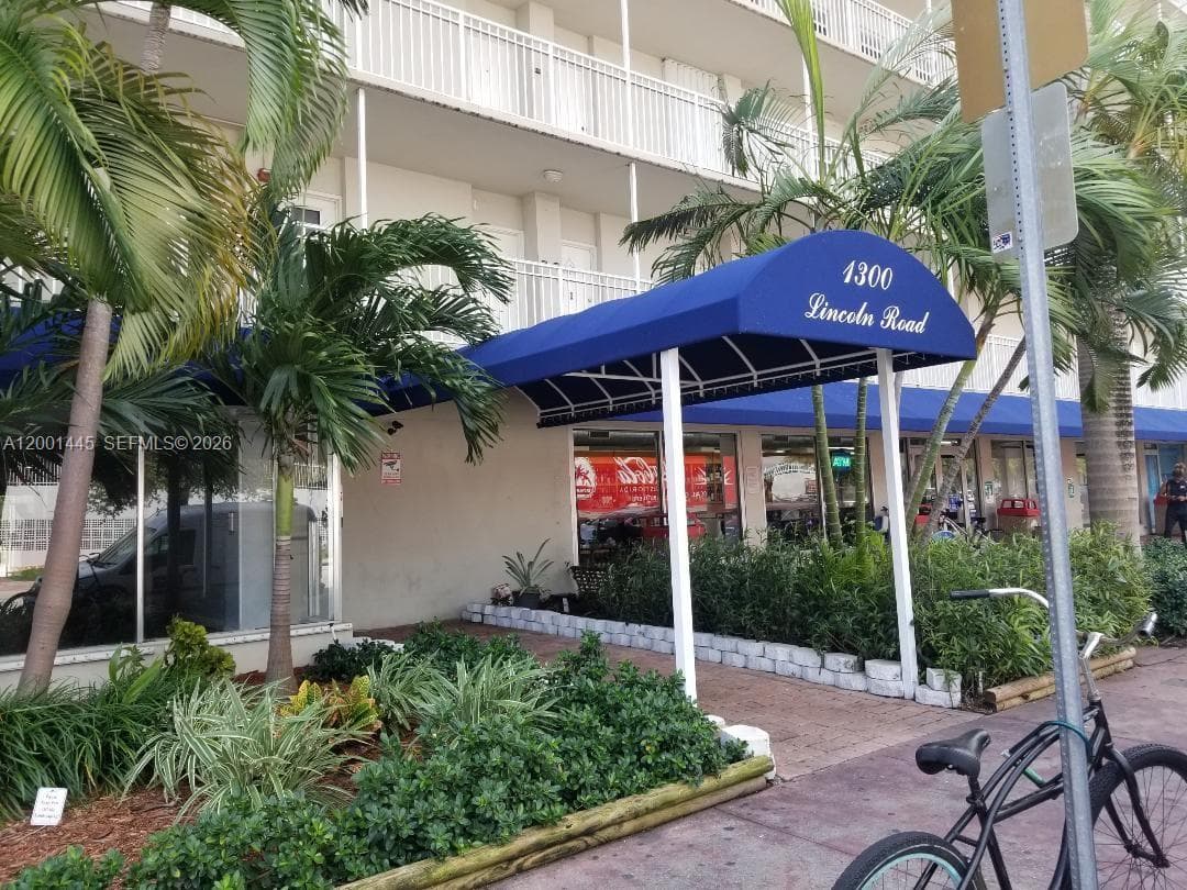 A12001445 — Miami Beach — 2