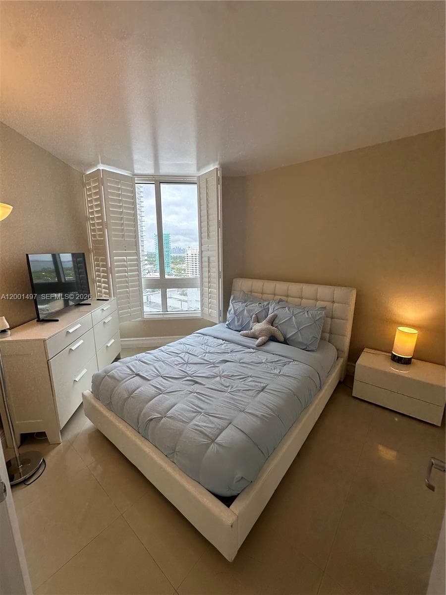 A12001497 — Miami Beach — 13