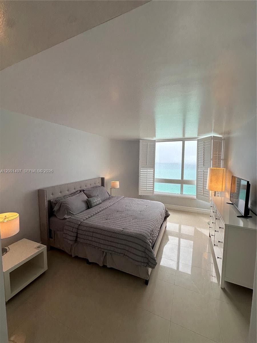 A12001497 — Miami Beach — 9