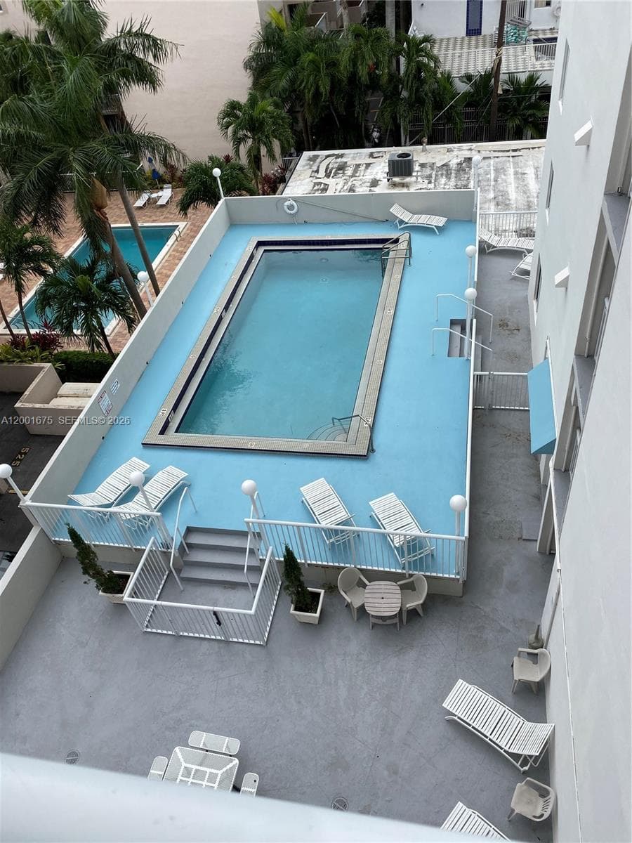 A12001675 — Miami Beach — 14