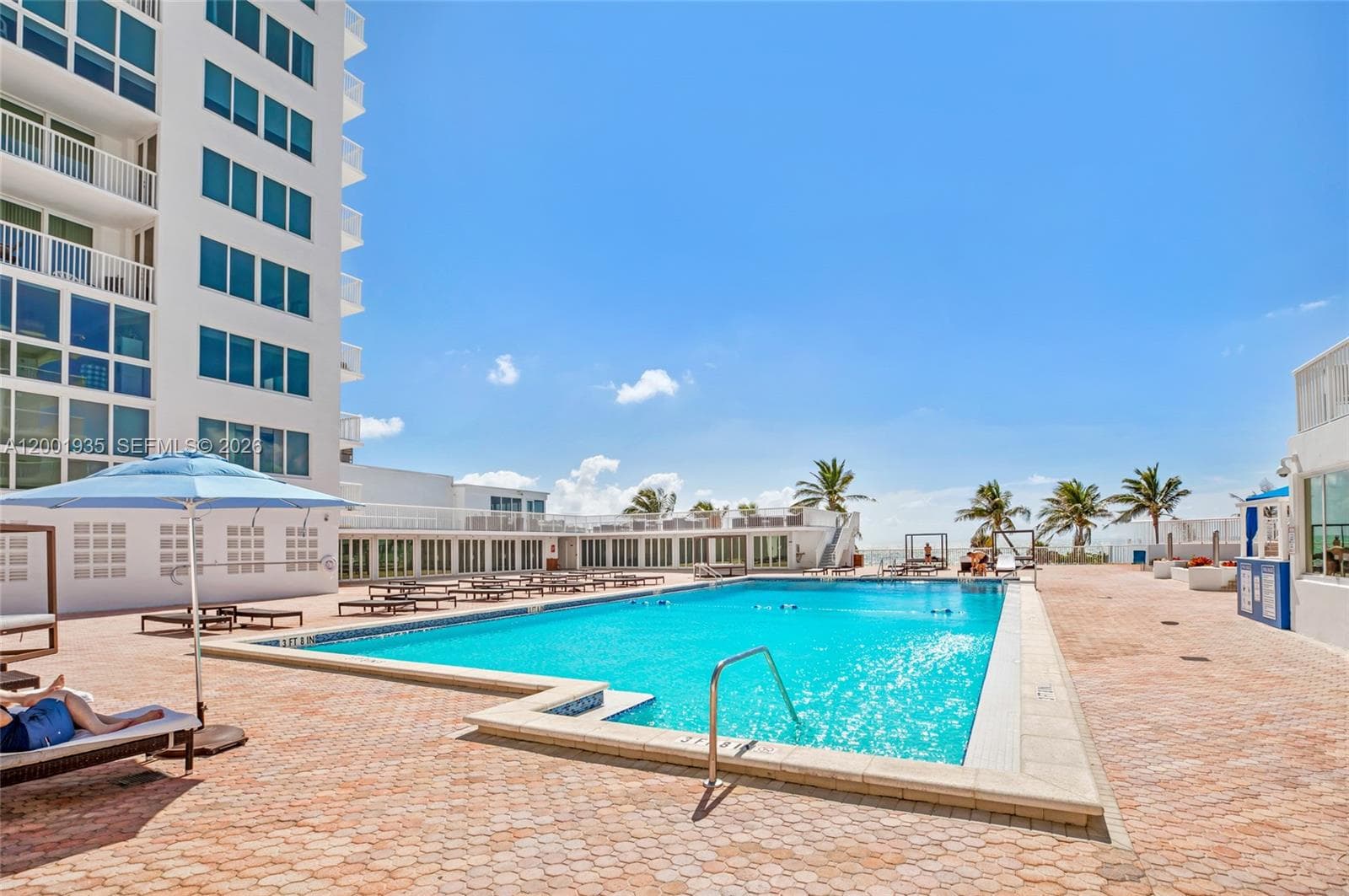 A12001935 — Miami Beach — 32