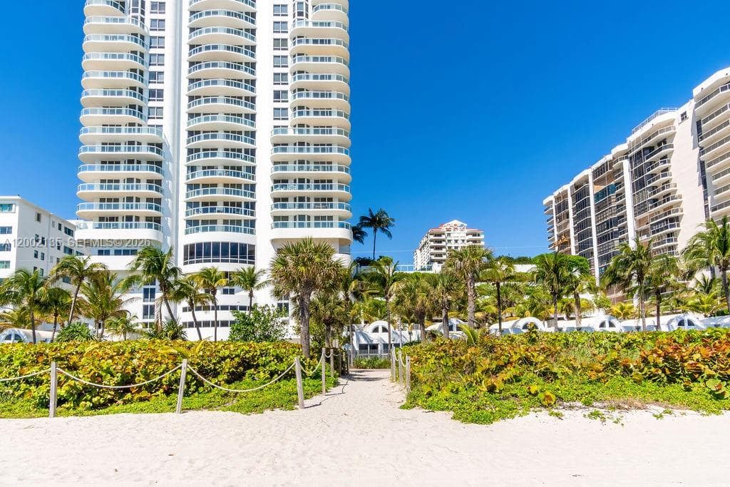 A12002135 — Miami Beach — 52