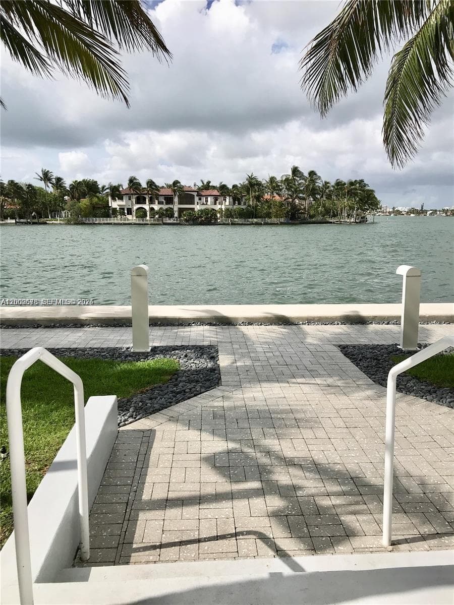 A12002578 — Miami Beach — 3