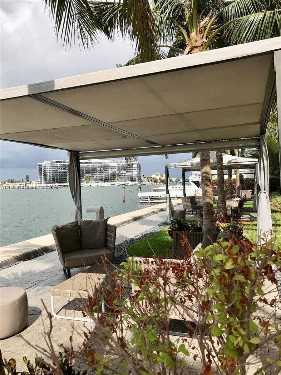A12002578 — Miami Beach — 9