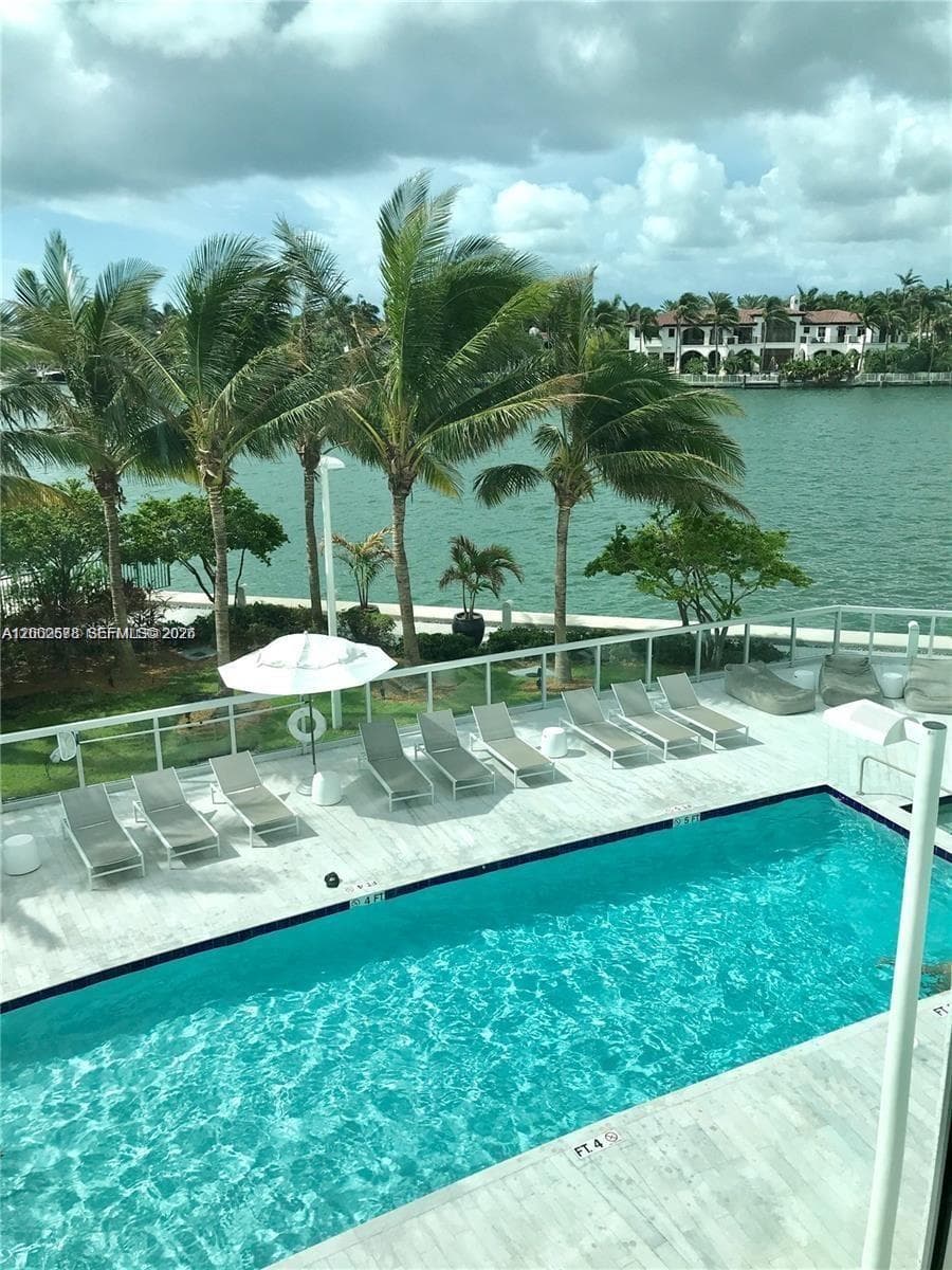 A12002578 — Miami Beach — 10
