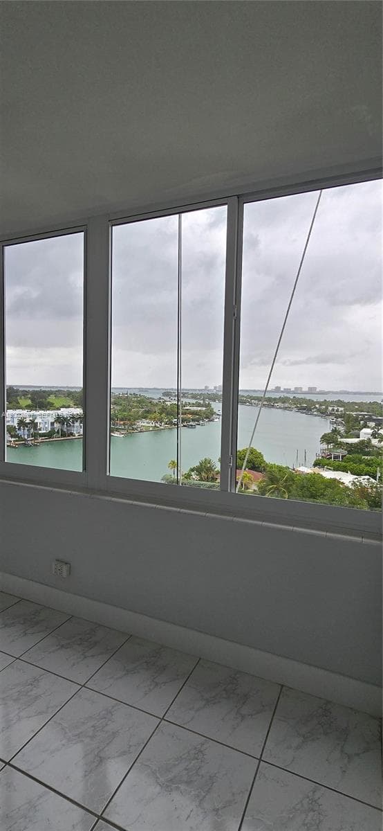 A12002807 — Miami Beach — 26