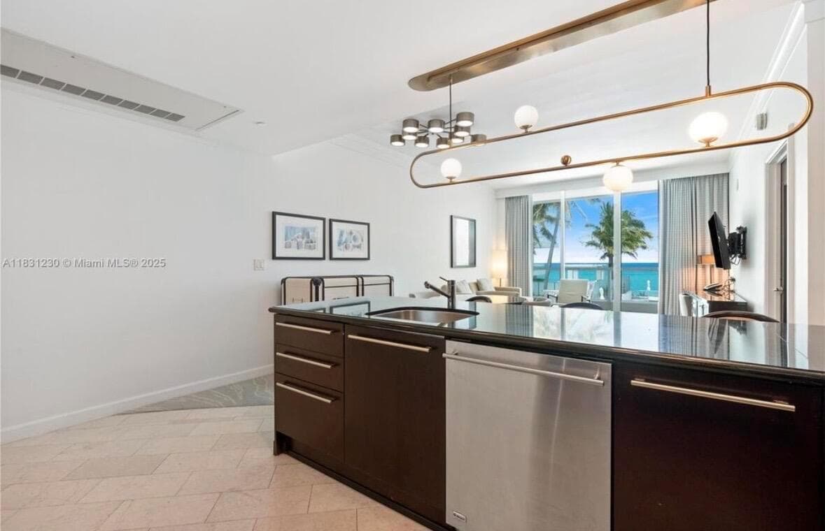 B26016672 — Miami Beach — 10