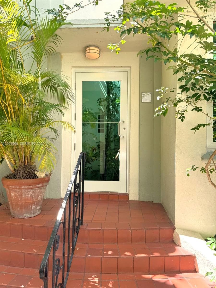 A12004860 — Miami Beach — 9
