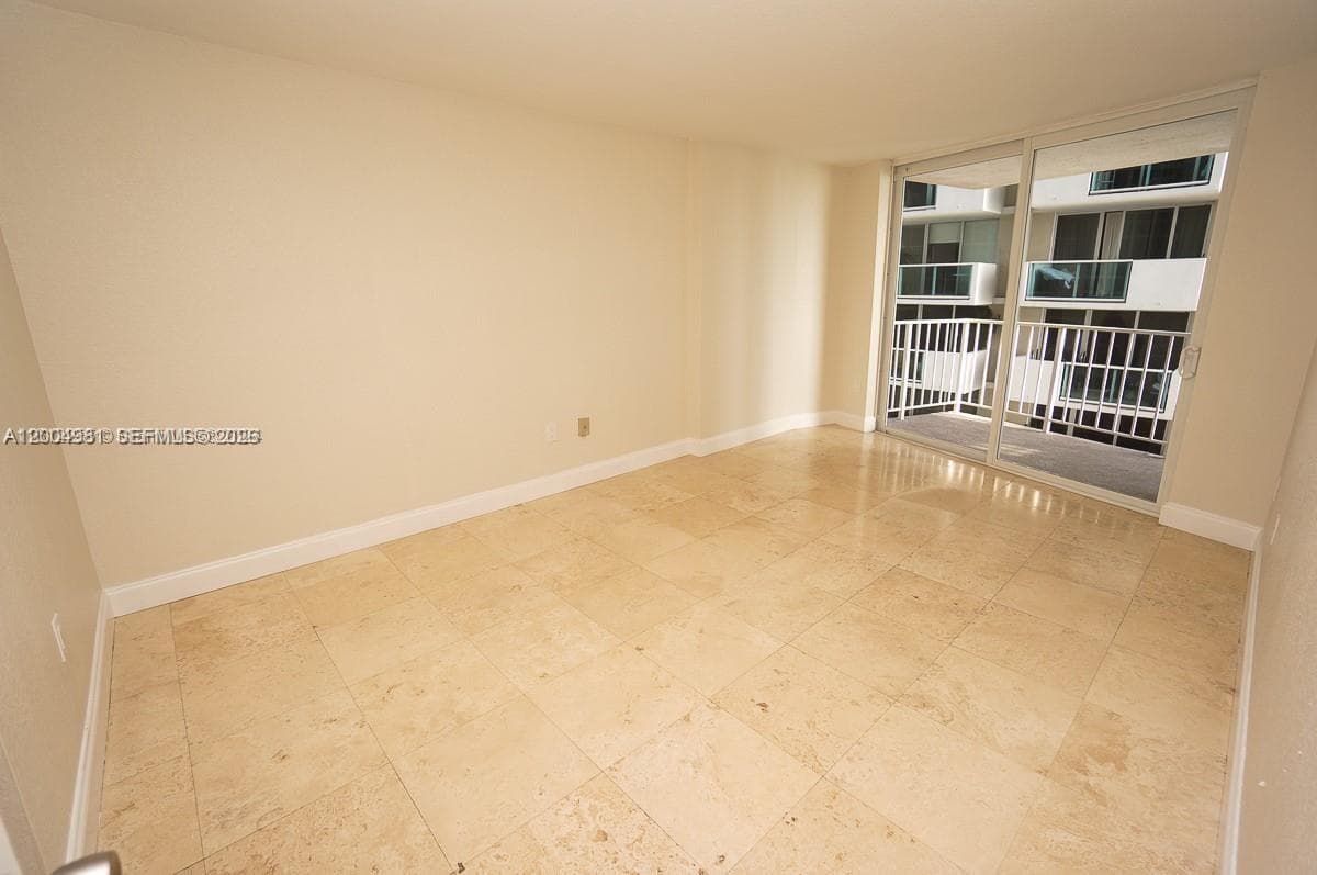 A12004981 — Miami Beach — 9
