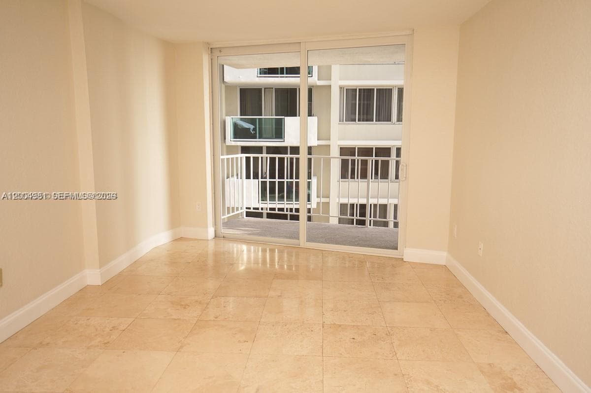A12004981 — Miami Beach — 10