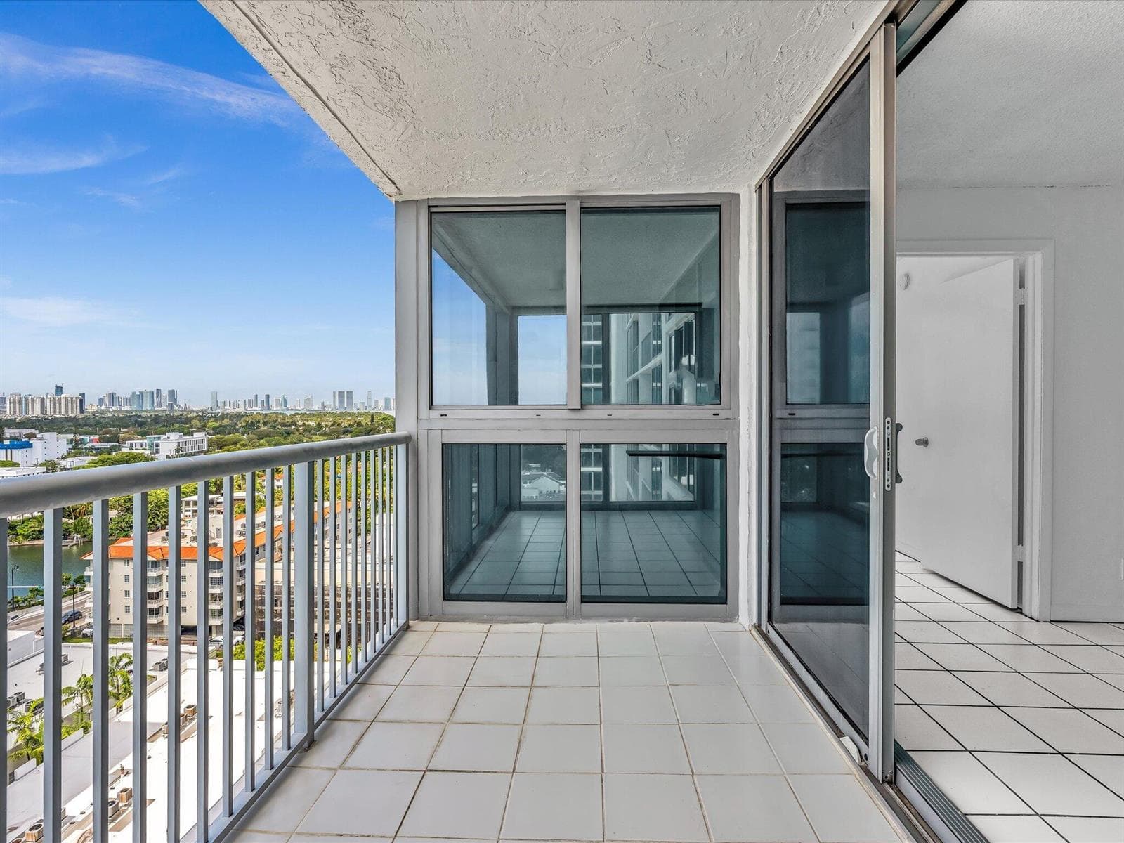 B26018644 — Miami Beach — 12