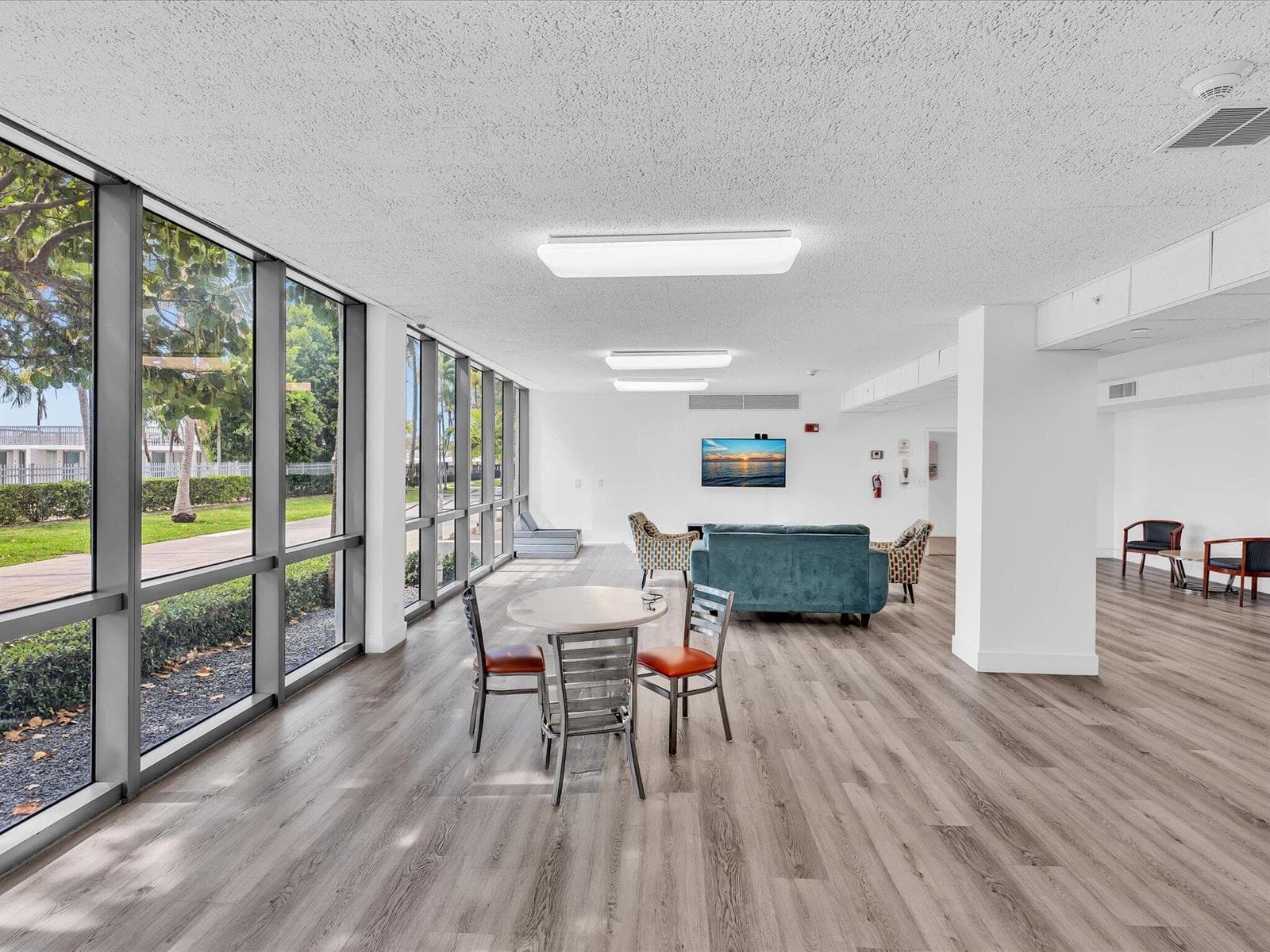 B26018644 — Miami Beach — 36
