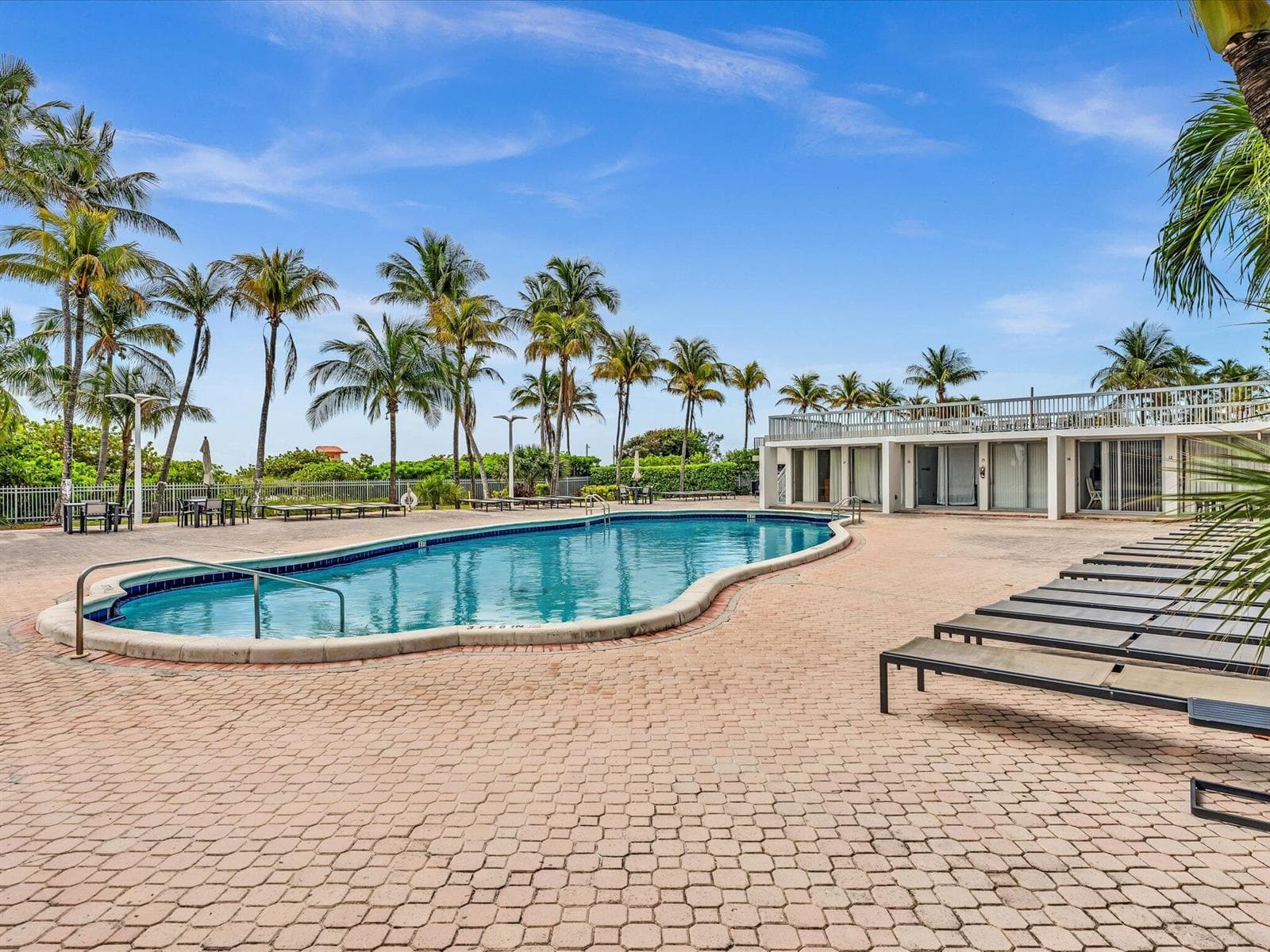 B26018644 — Miami Beach — 32