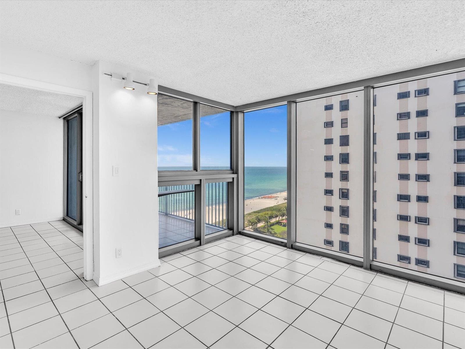 B26018644 — Miami Beach — 18